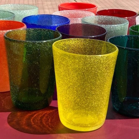 Cheerful, versatile coloured drinking glasses from Memento in Italy. For summer entertaining and everyday use. Decorative bubbles in the glass itself. Colour: Black