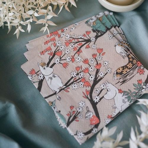 Rakastuu Moomin. Falling in Love Napkins on a table setting with a candle