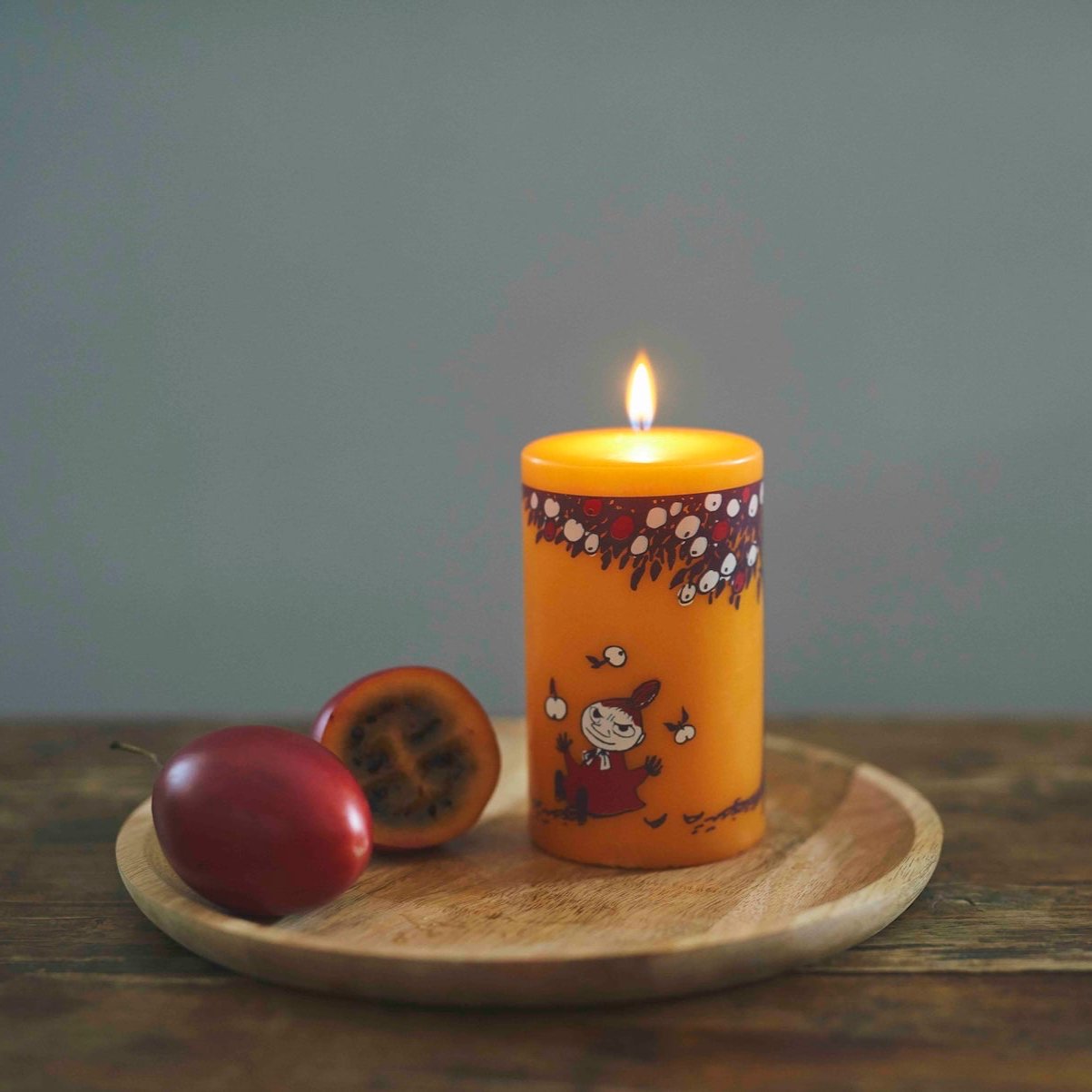 Havi Harvest Elonkorjuu Candle featuring Little juggling with apples 