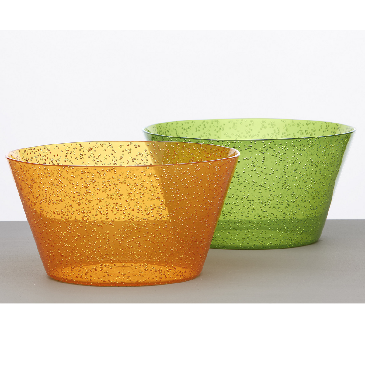Memento Synth Serving Bowls 2L, with its characteristic bubbles carries the spirit of a summer day. 