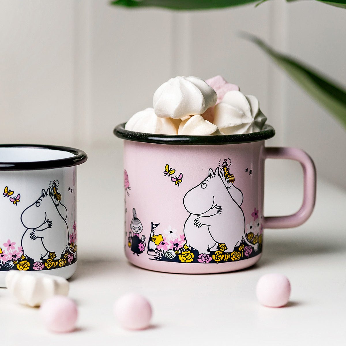 Moomin Hug Mug by Muurla Design, filled with soft marchmallows.