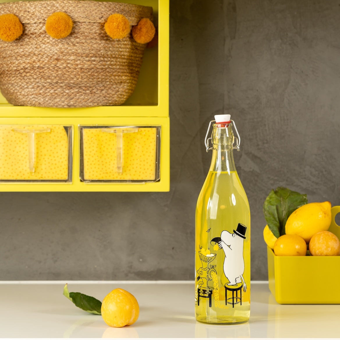 Moomin by Muurla Fruits Glas Bottle with Lid,  filled with a lemonade and surrounded by lemons