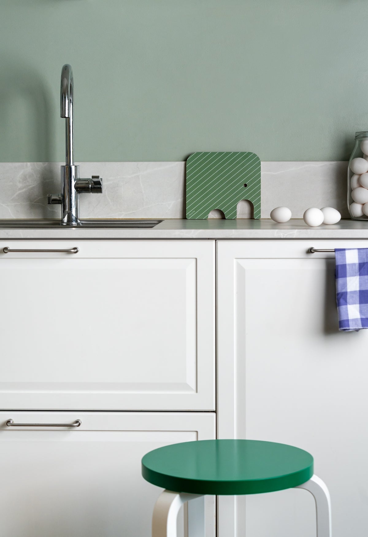 MUURLA | Chop and Serve Board, Small | Elephant | Birch / Green | 20.5 x 18.5cm
