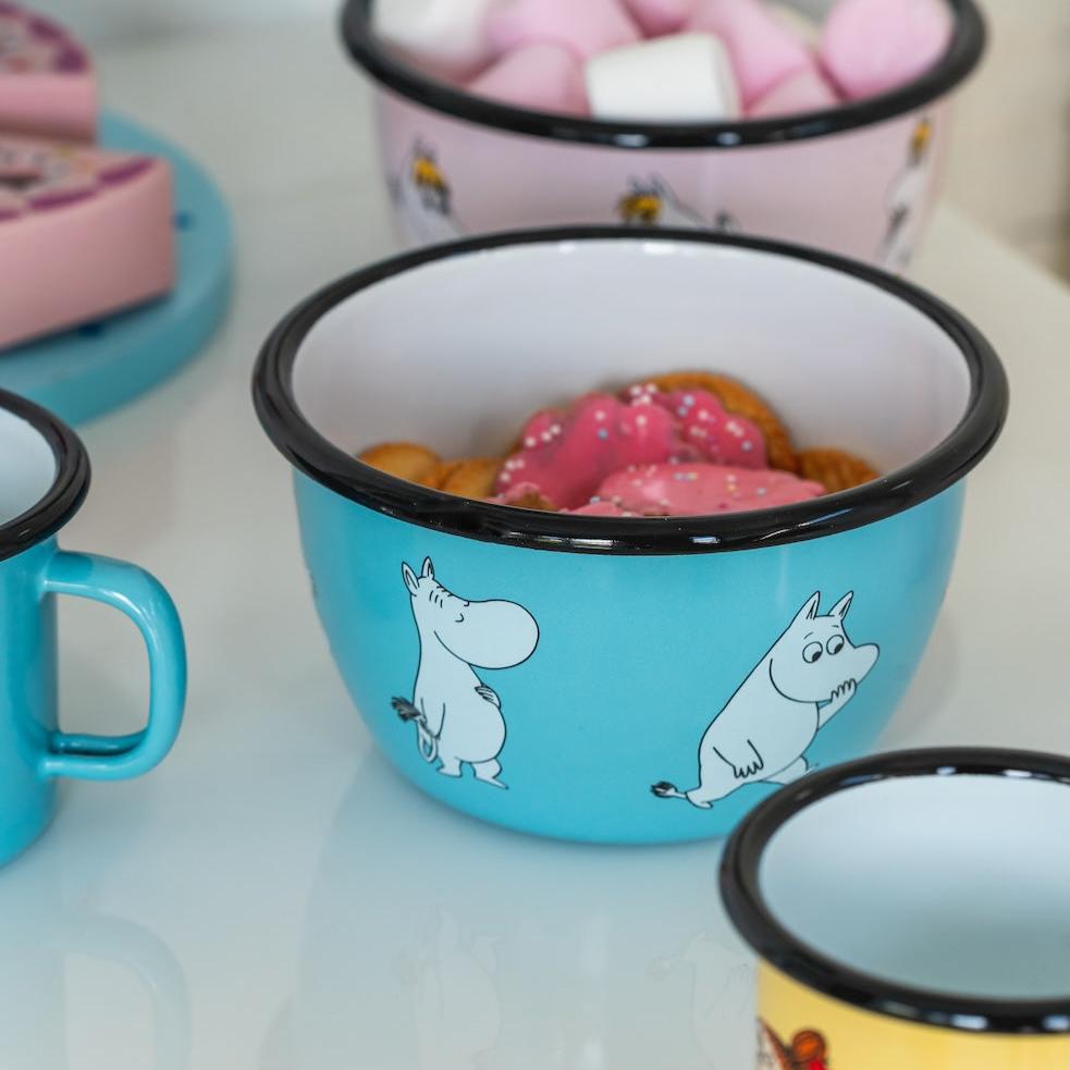 Muurla Moomintroll Enamel Bowl 0.6L, filled with sweets and biscuits. 