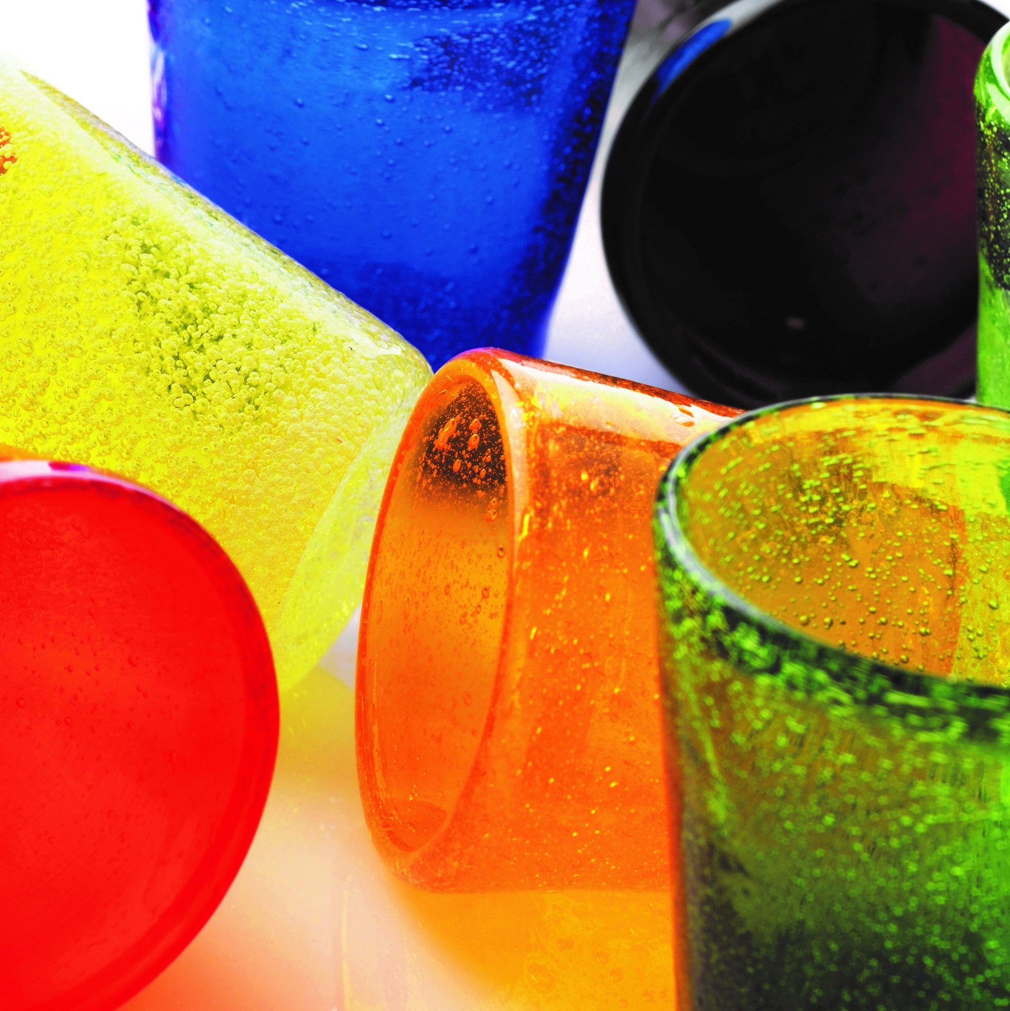 Cheerful, versatile coloured drinking glasses from Memento in Italy. For summer entertaining and everyday use. Decorative bubbles in the glass itself. Colour: Mandarin