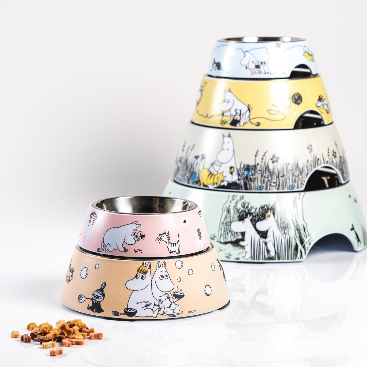 All sizes of Moomin for Pets food bowls on display. By Muurla Design