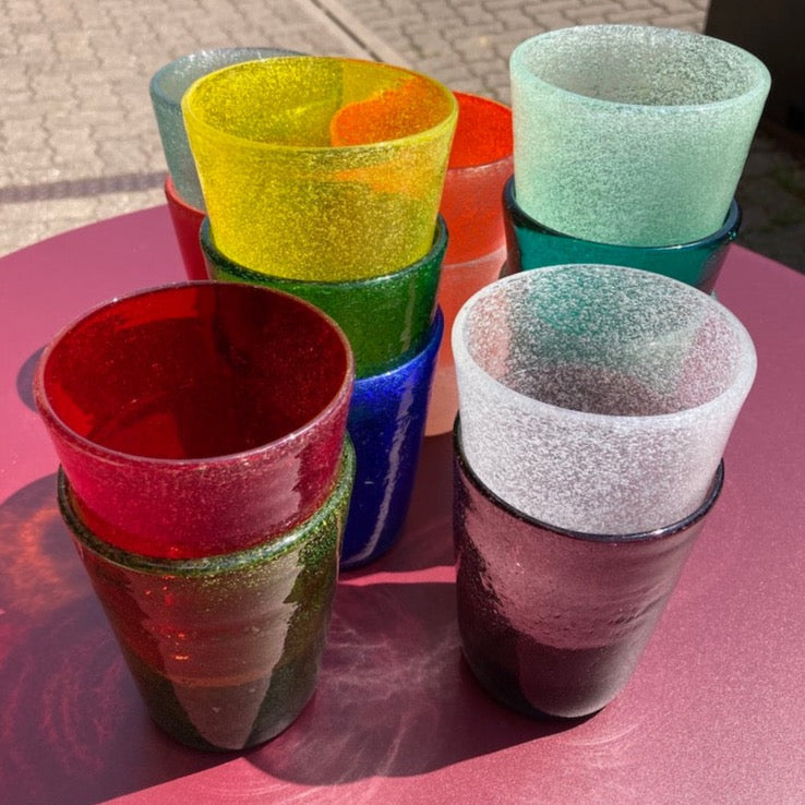 Cheerful, versatile coloured drinking glasses from Memento in Italy. For summer entertaining and everyday use. Decorative bubbles in the glass itself.  Colour: Purple
